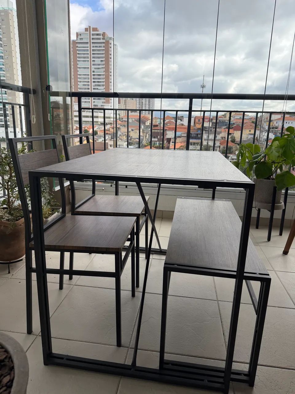 Mesa de jantar com cadeiras e banco estilo industrial - Foto 4