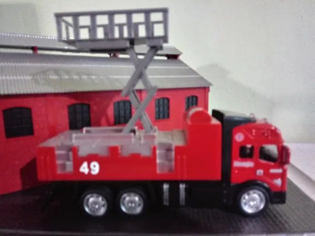 MINIATURA BOMBEIROS SINOTRUCK HOWO A7 FIRE ENGINE ELEVATOR 49 ESCALA 1/75