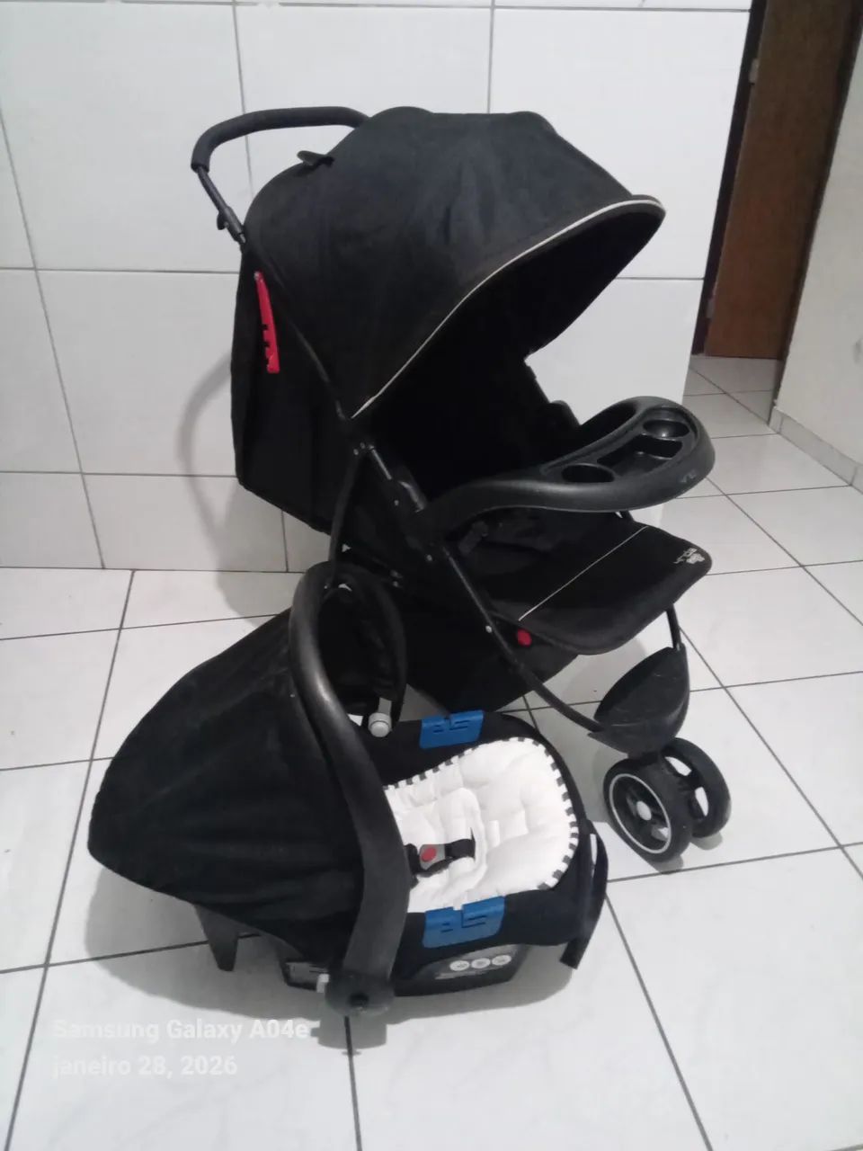 Carrinho de bebê e bb conforto semi Novos unissex  - Foto 5