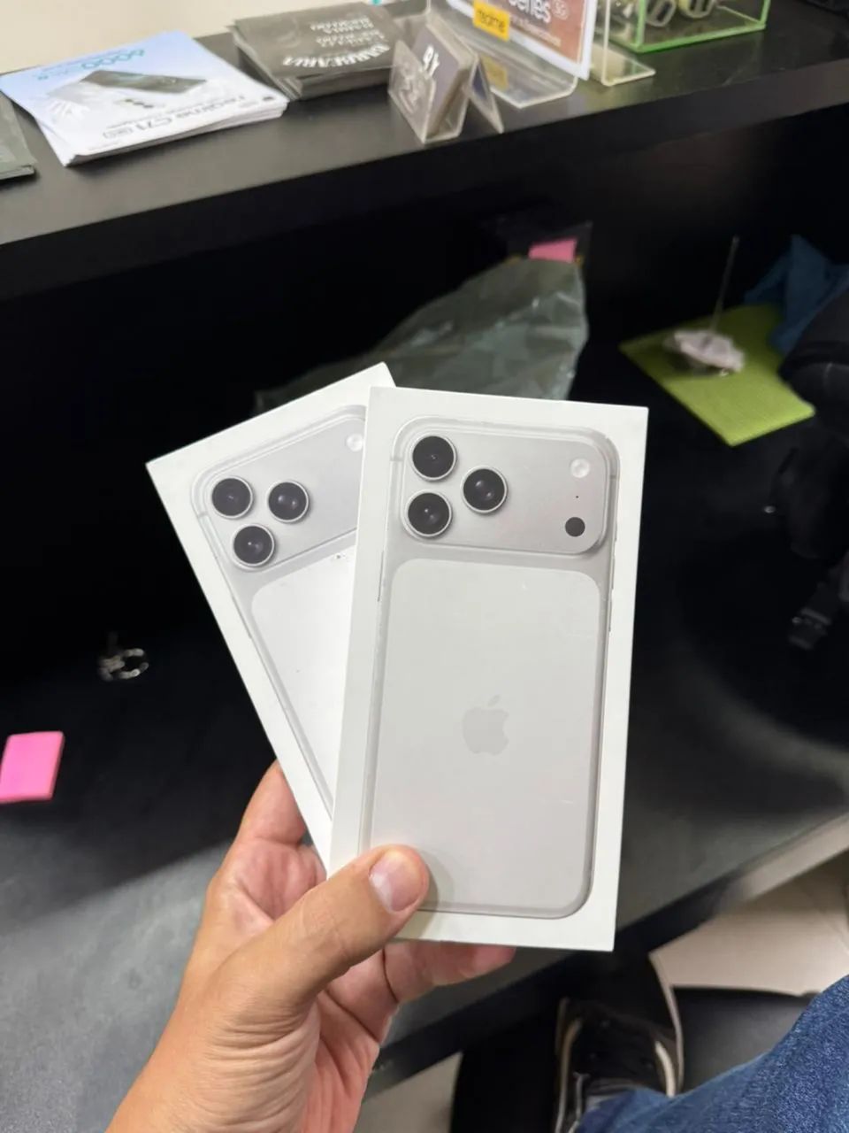 iPhone 17 pro max silver 