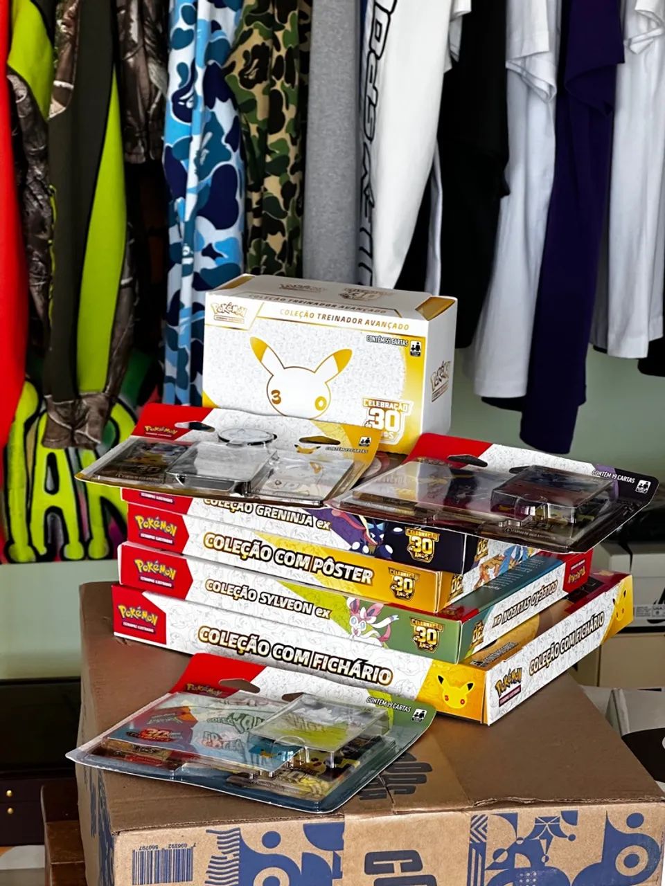 Pokemon Box Coleção com Pôster Celebraçao 30 Anos - Foto 2