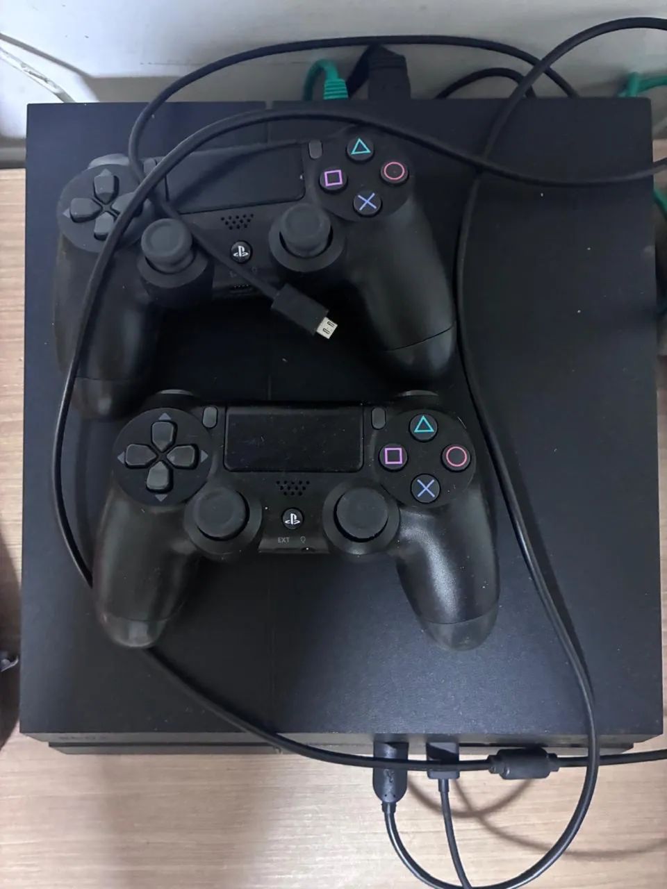 Playstation 4 com controles