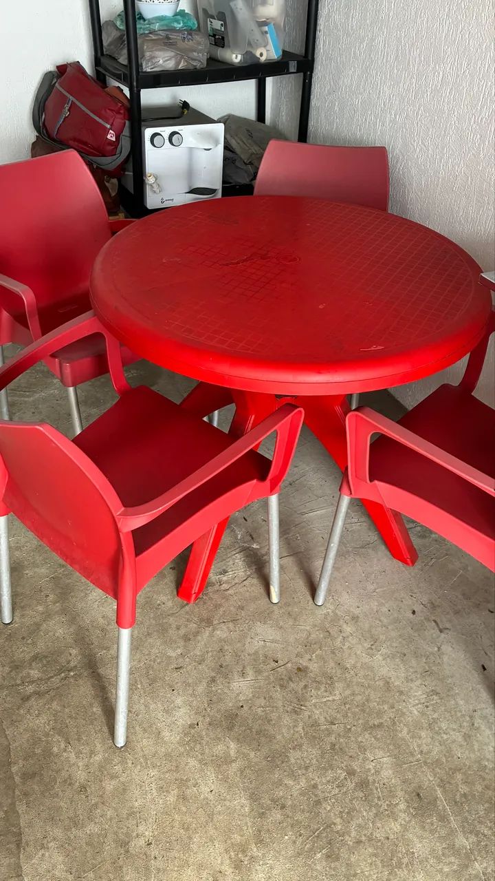 Mesa  e 4 cadeiras 