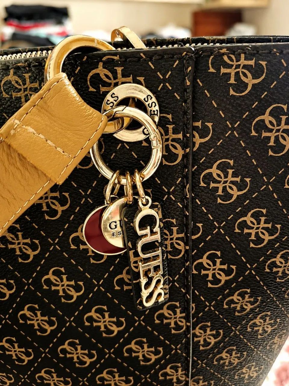 Bolsa Guess Original Monogram Marrom Escuro - Excelente Estado - Foto 2