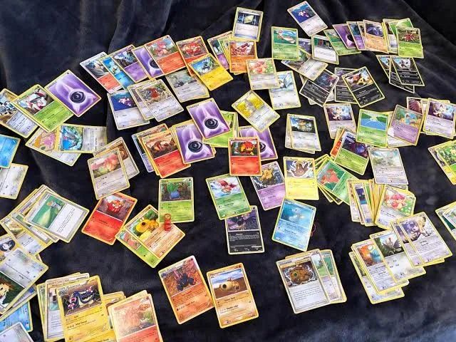 50 cartas pokémon (Com 5 BRILHANTES) - Foto 2