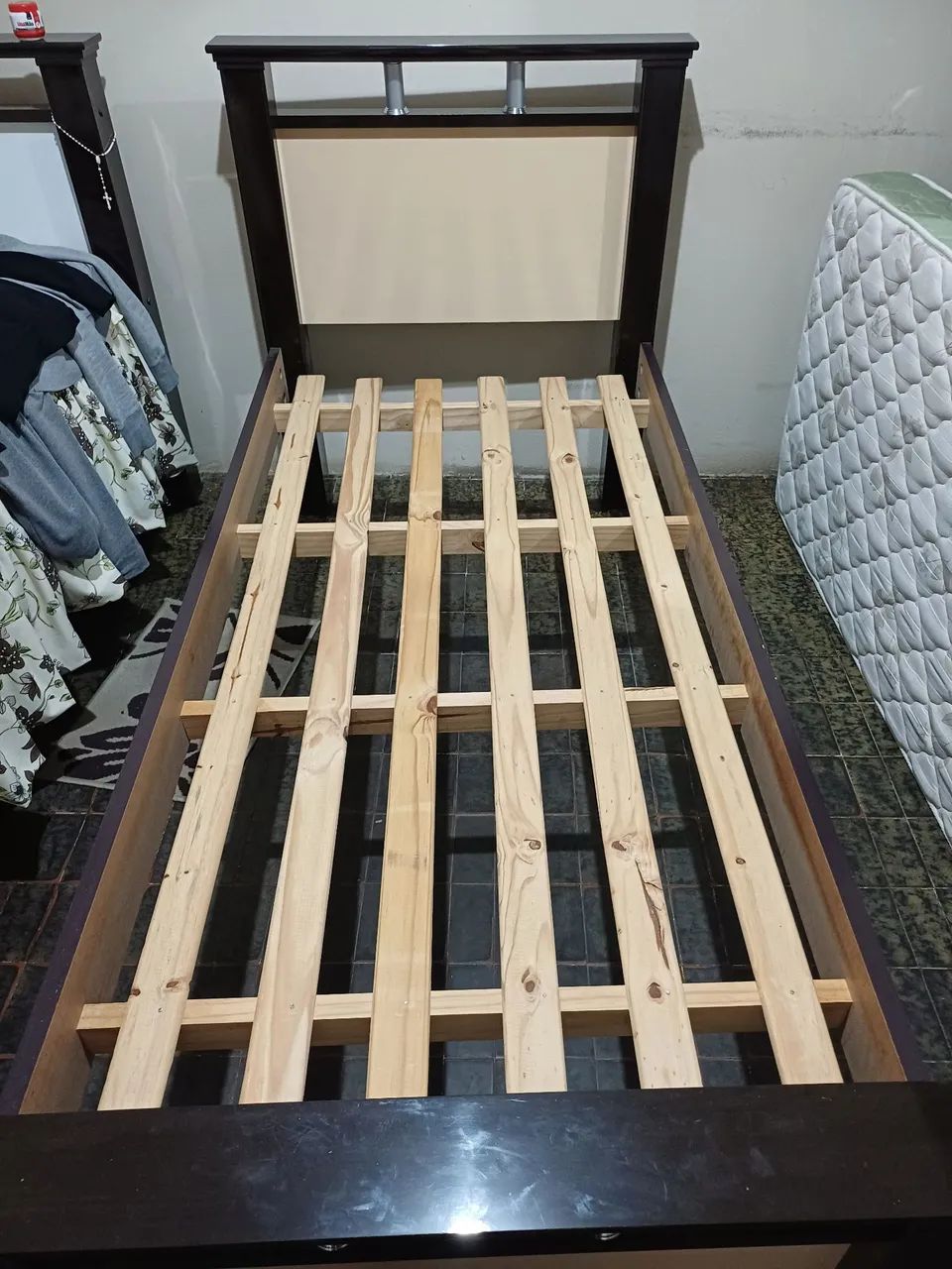 Cama de solteiro de madeira 
