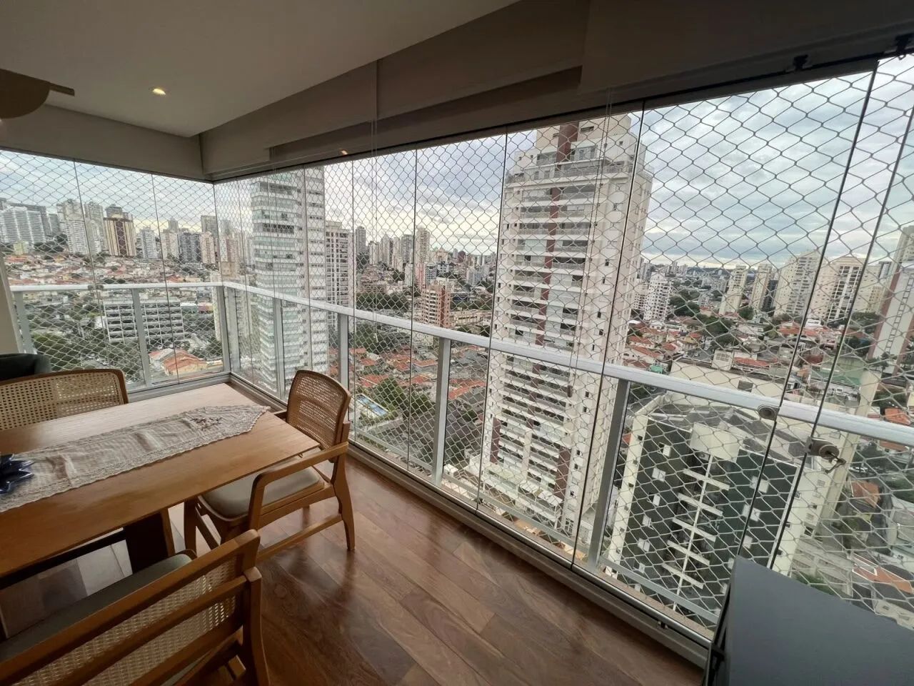 Apartamento com duas suites, varanda e duas vagas.