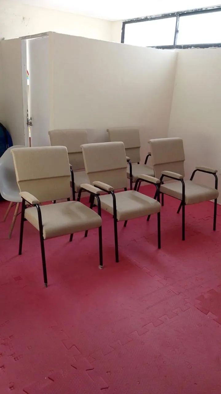 Cadeiras alcochoadas clínica ou igreja 