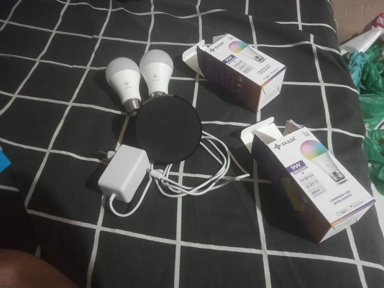 Echo Pop original com alexa Amazon + 2 lampadas inteligentes com 2 meses de uso. - Foto 2