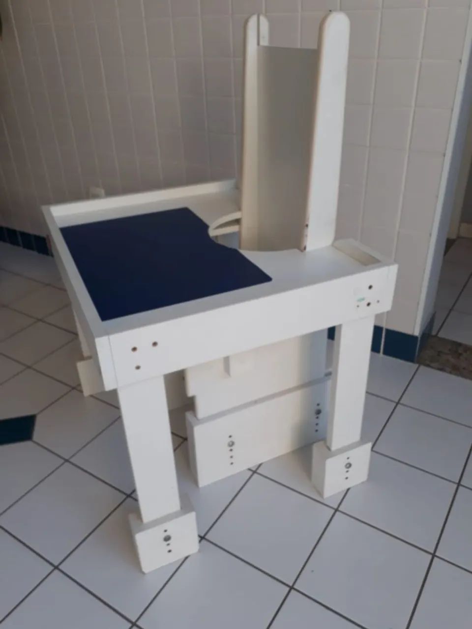 Mesa e Cadeira de posicionamento postural infantil de madeira