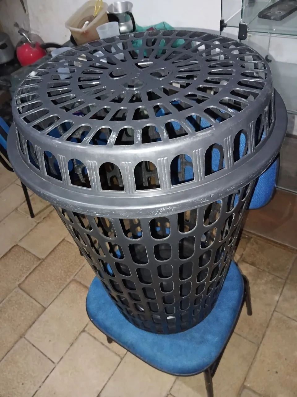 Vendo cesta de roupa preto semi novo