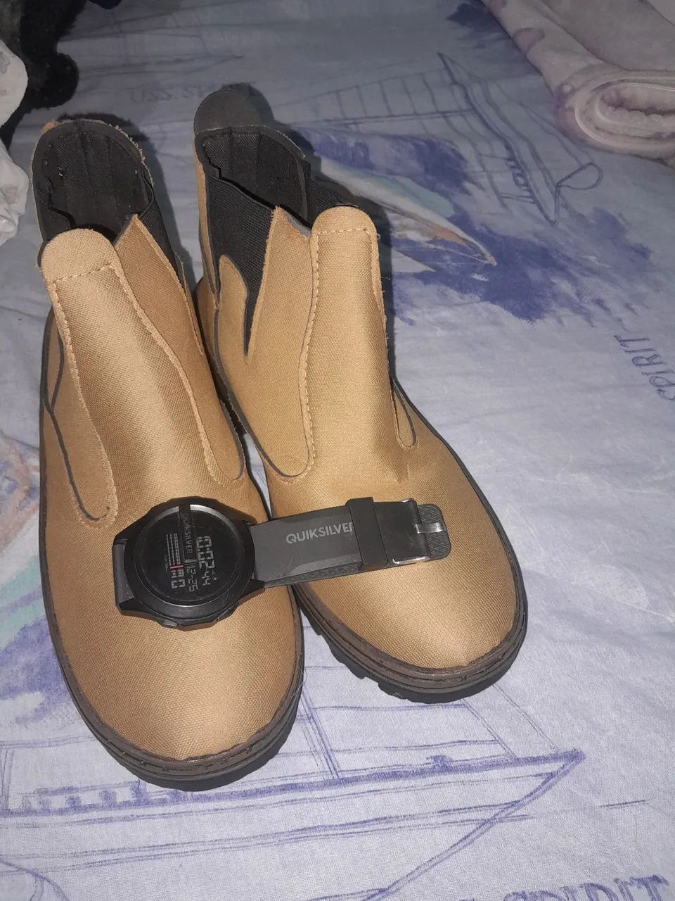 Bota da cat e um relógio Quiksilver 