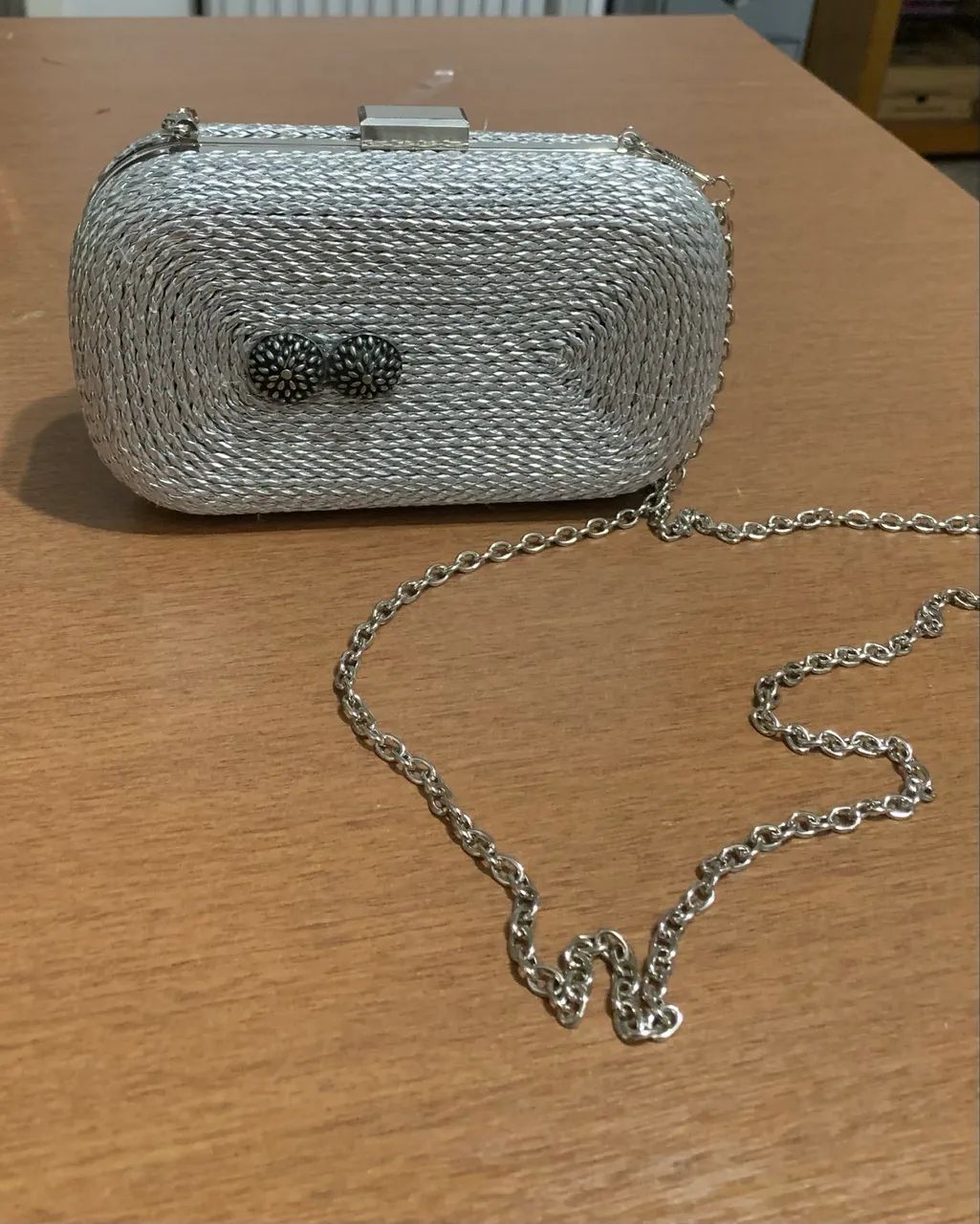 Bolsa prata de mão, para festas, seminova  - Foto 4
