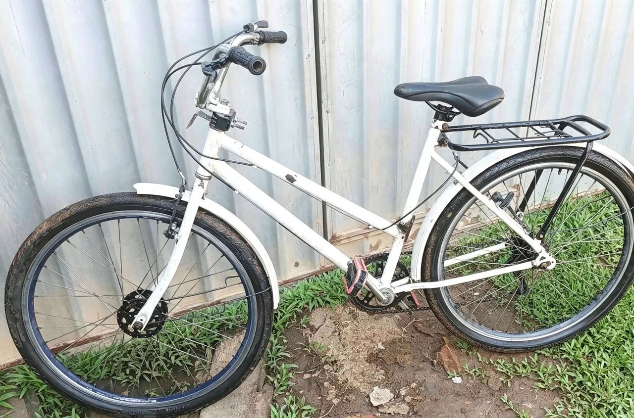 Bicicleta aro 26 ela tem marcha 
