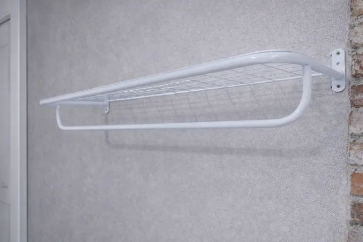 Arara de parede, de ferro.