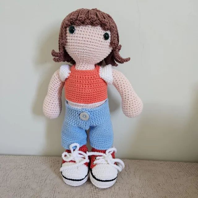 Boneca de Crochê com Roupas para Trocar