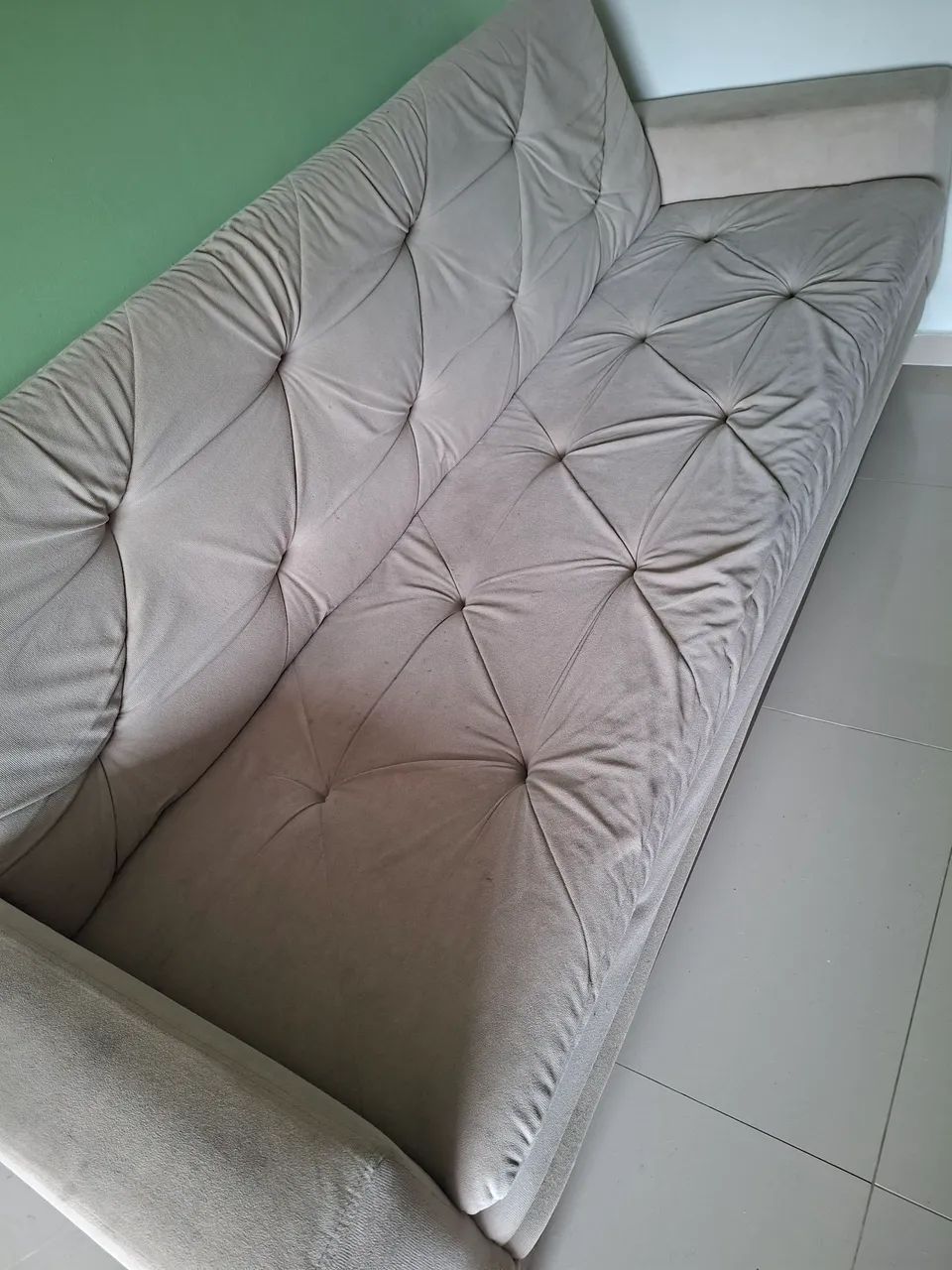 Sofá Elegante para sua casa ou Apartamento.Medidas : 0,82 alt/ 0.84 Larg/2,04 comprimento.