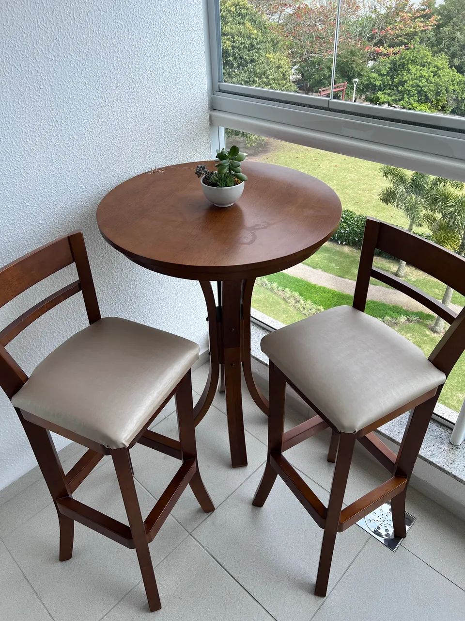 Mesa Bistrô com duas banquetas - Madeira maciça  - Foto 3