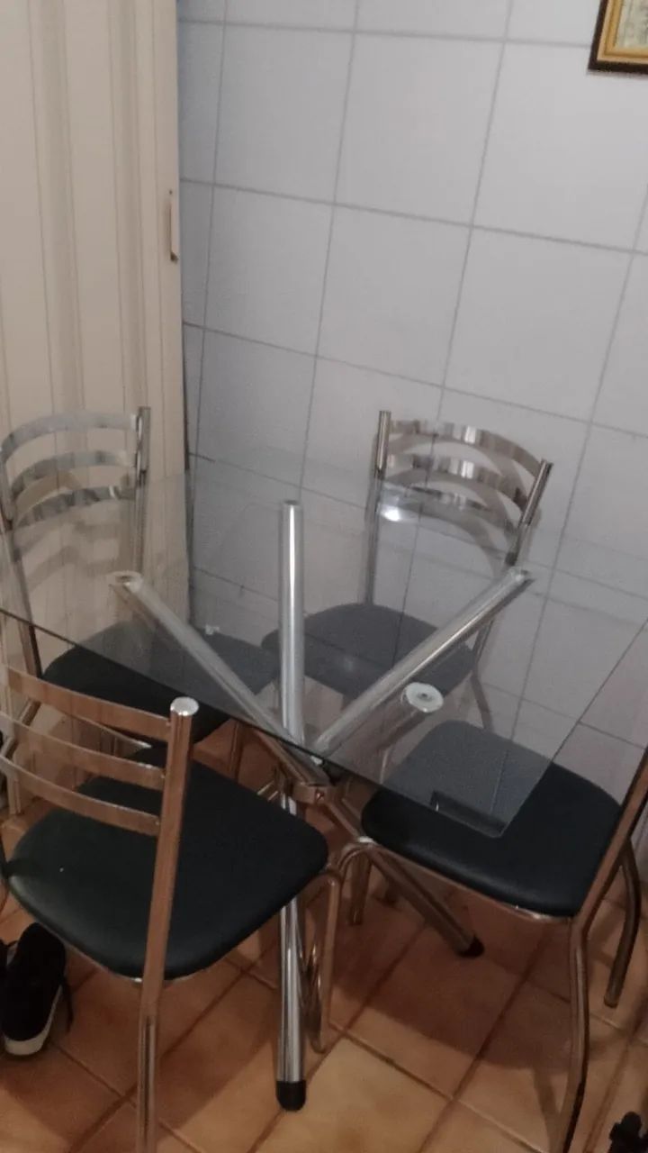 Mesa de vidro com 4 cadeiras - Foto 2