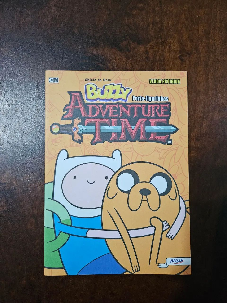 Álbum de figurinhas Buzzy Adventure Time vazio