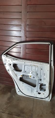 Porta traseira lado motorista Toyota Corolla 2016 2017 - Foto 5