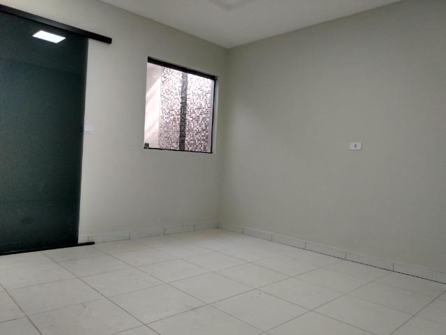 Casa tipo duplex 2 suítes, varandão, garagem coberta com cisterna e quintal Gigante - Foto 3