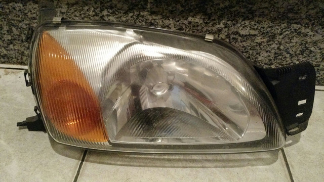 Farol direito Ford Fiesta 2001 