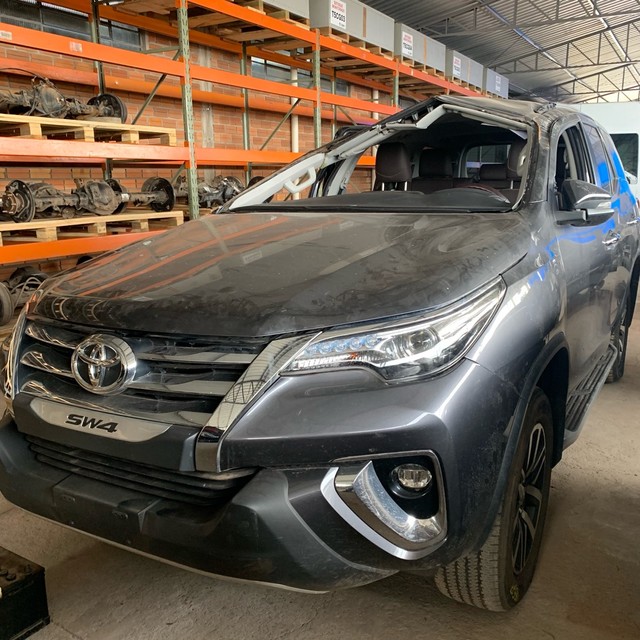 Sucata de Hilux SRX sw4 2.8 4x4 2019 Pra retirar peças 