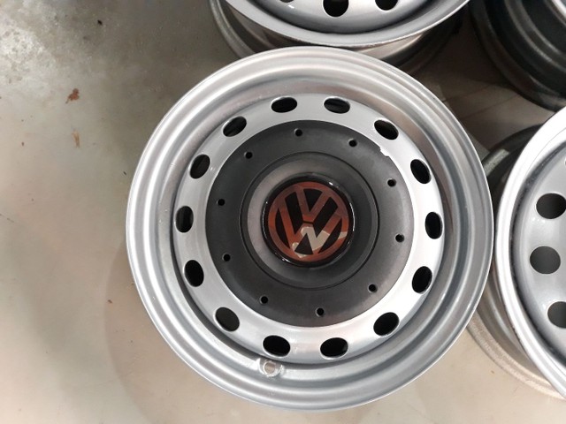 Jogo de rodas  13 VW originais com calotas Amarok  e válvulas de ar novas  - Foto 2