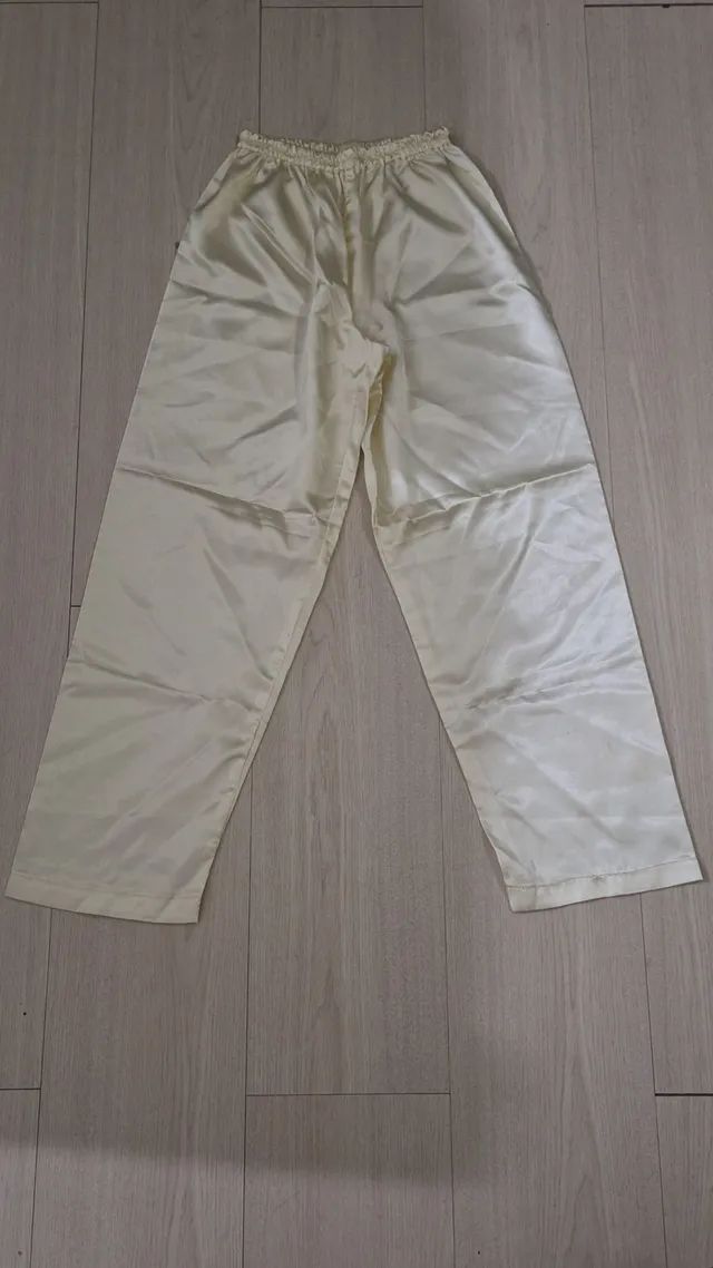Pijama cetim amarelo bebê e marfim.  - Foto 2