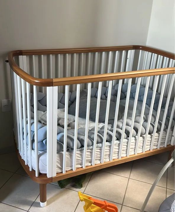 Berço de Bebê em Madeira e Branco