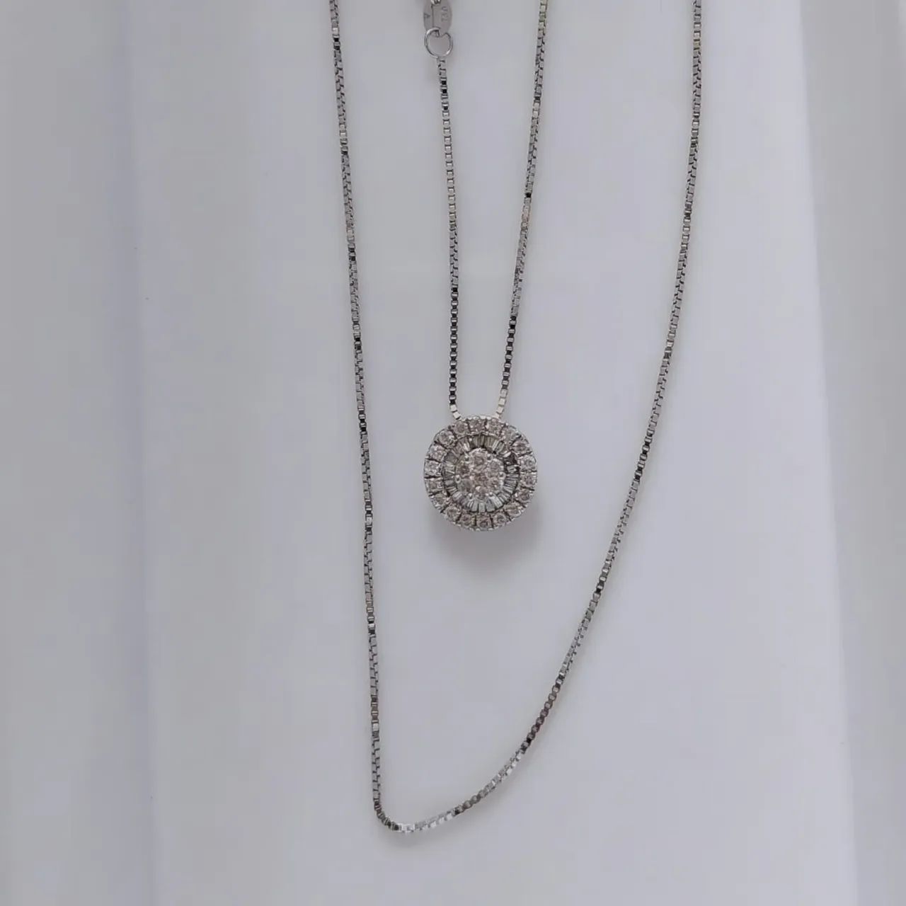 Colar ouro branco modelo gagantilha com pizza brilhantes 