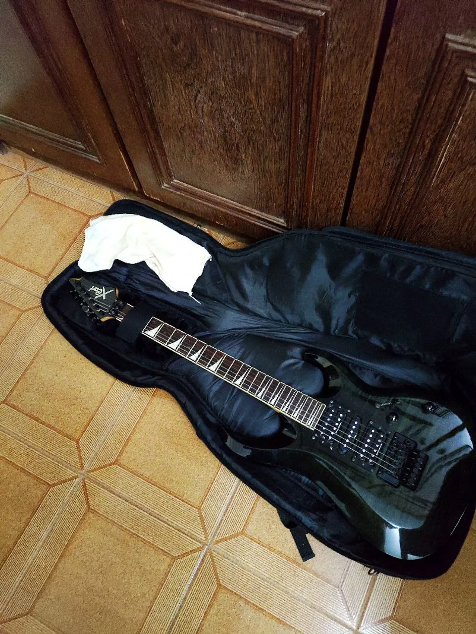Guitarra Cort X11 + Pedaleira Boss ME-25