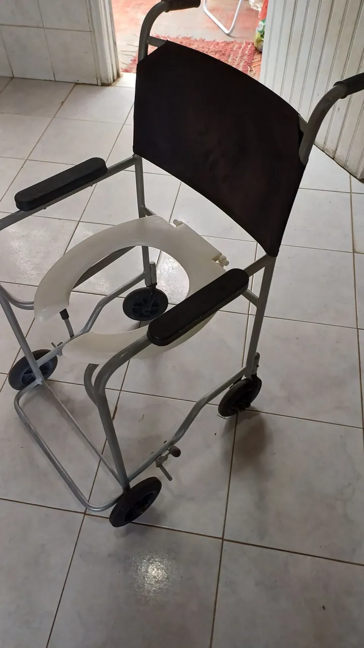 Cadeira com assento sanitário para banho