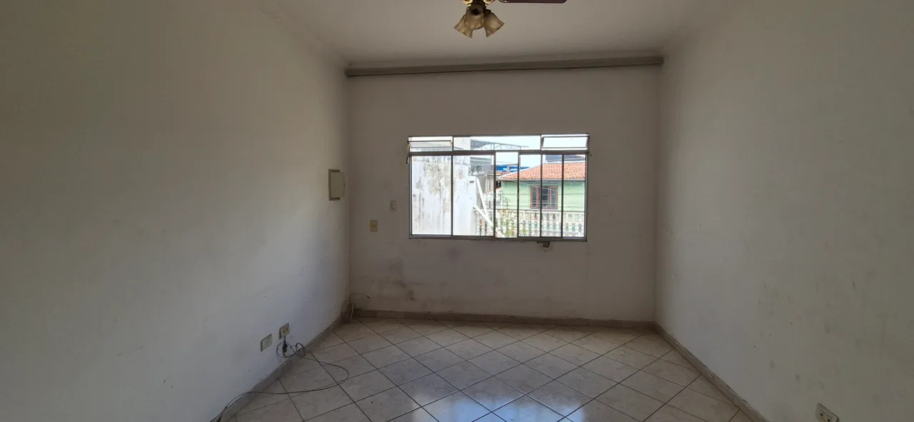 Rio Pequeno- Sobrado com 3 quartos e 4 vagas cobertas.