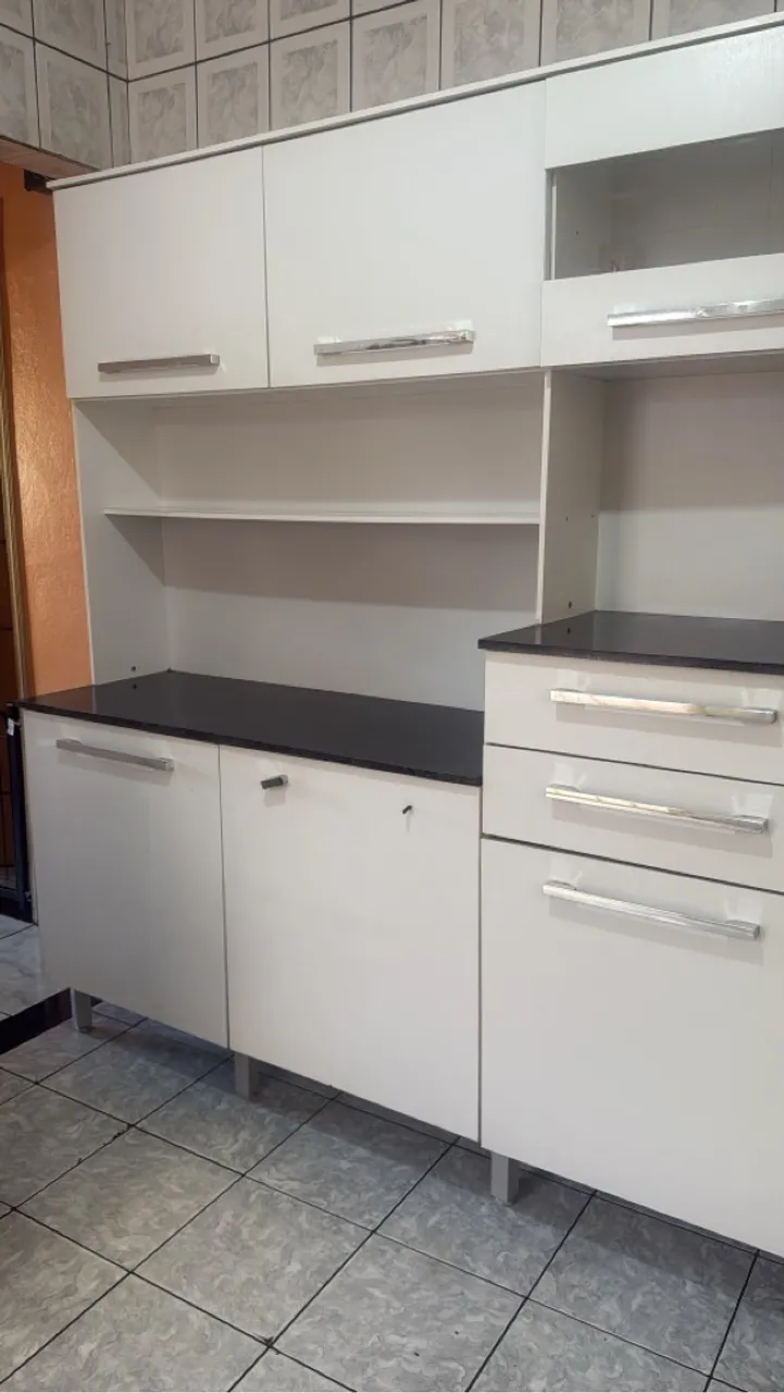 Armário de cozinha branco com design moderno