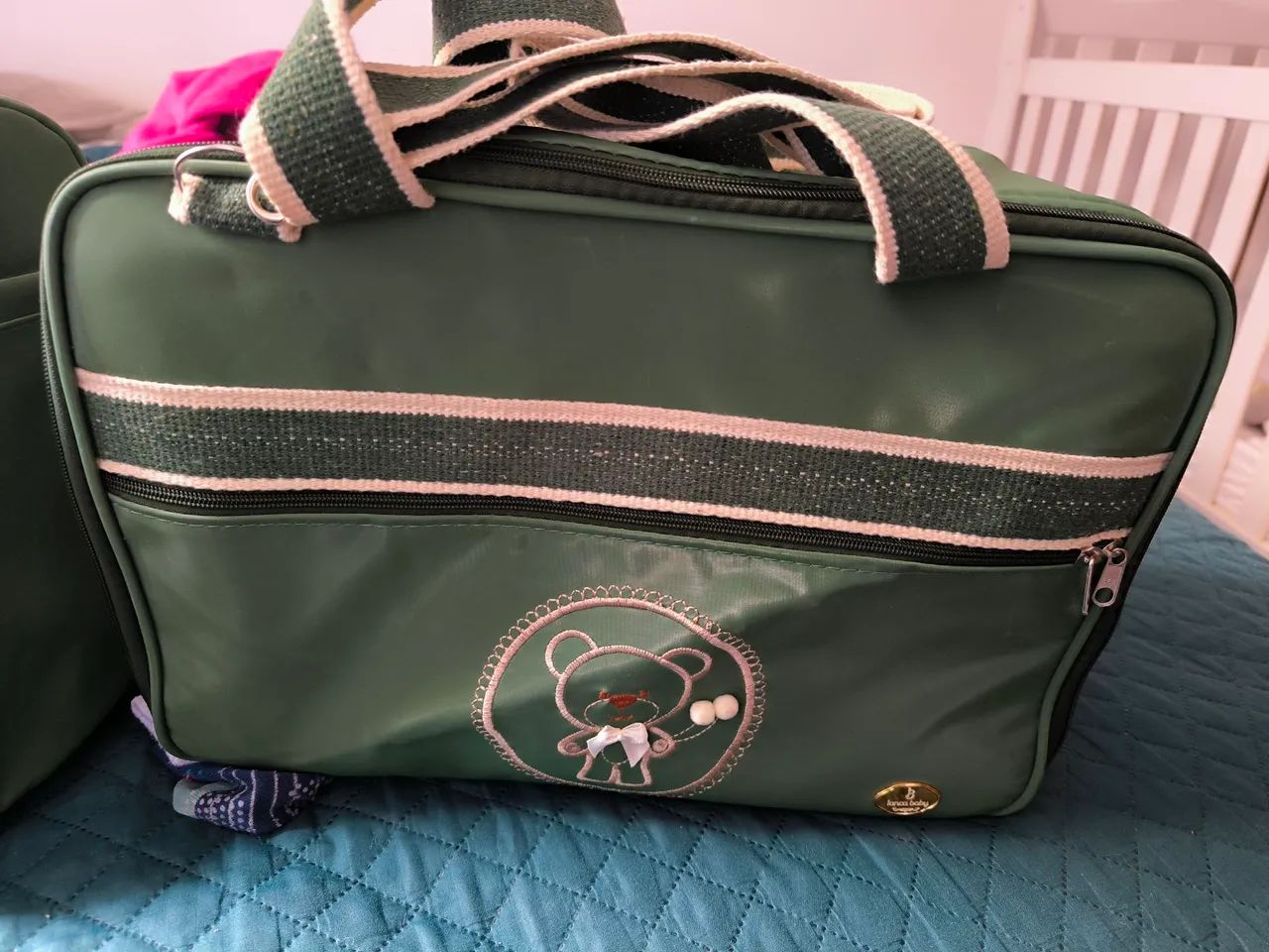 Bolsa Maternidade Verde com Detalhes de Coelhinho - Foto 2