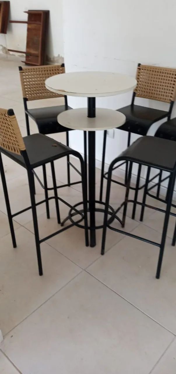 Conjunto com Mesa Bistrô Redonda e 4 Banquetas