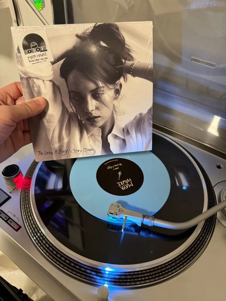 Vinil To Love A Boy/Stay Open - Maya Hawke - Foto 2