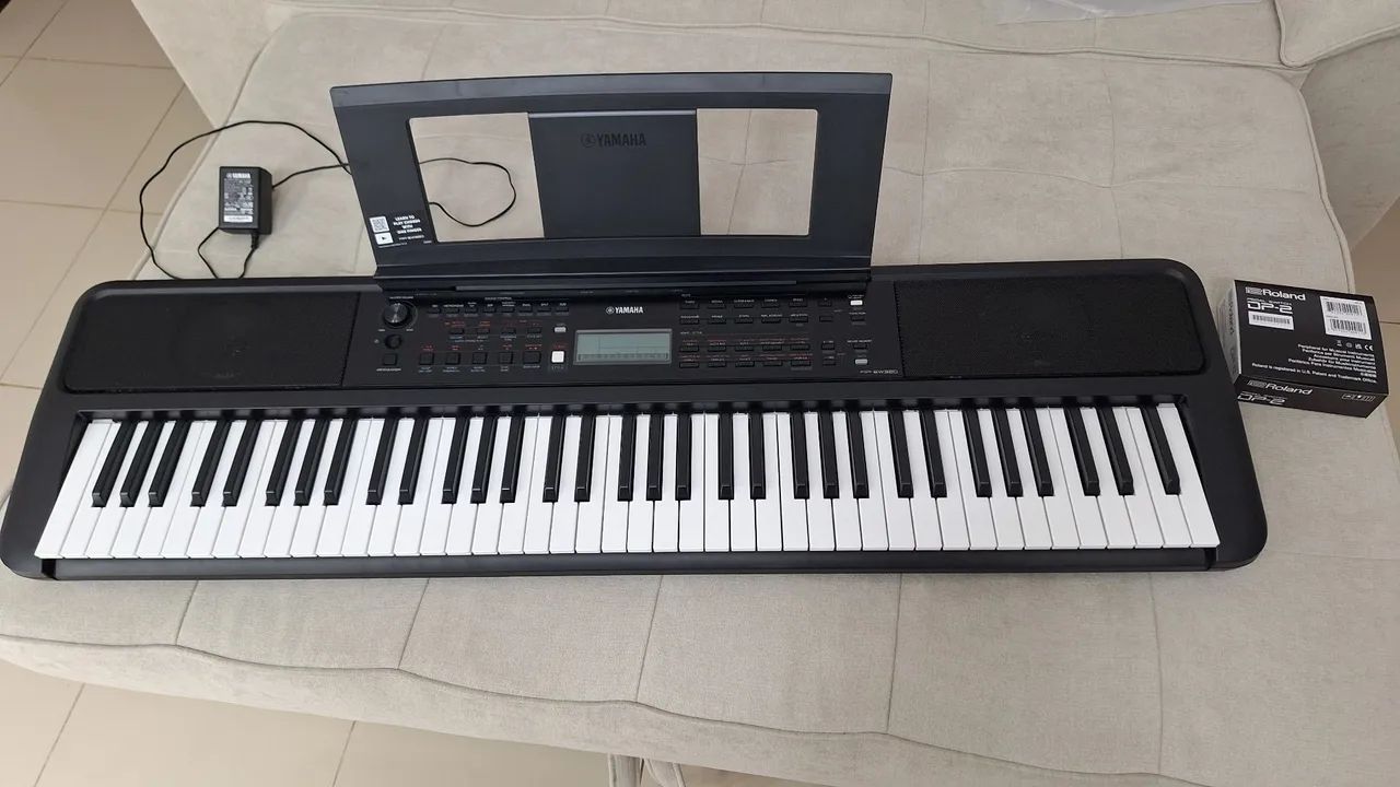 Teclado arranjador Yamaha PSR-EW320 piano EW320 com pedal Roland