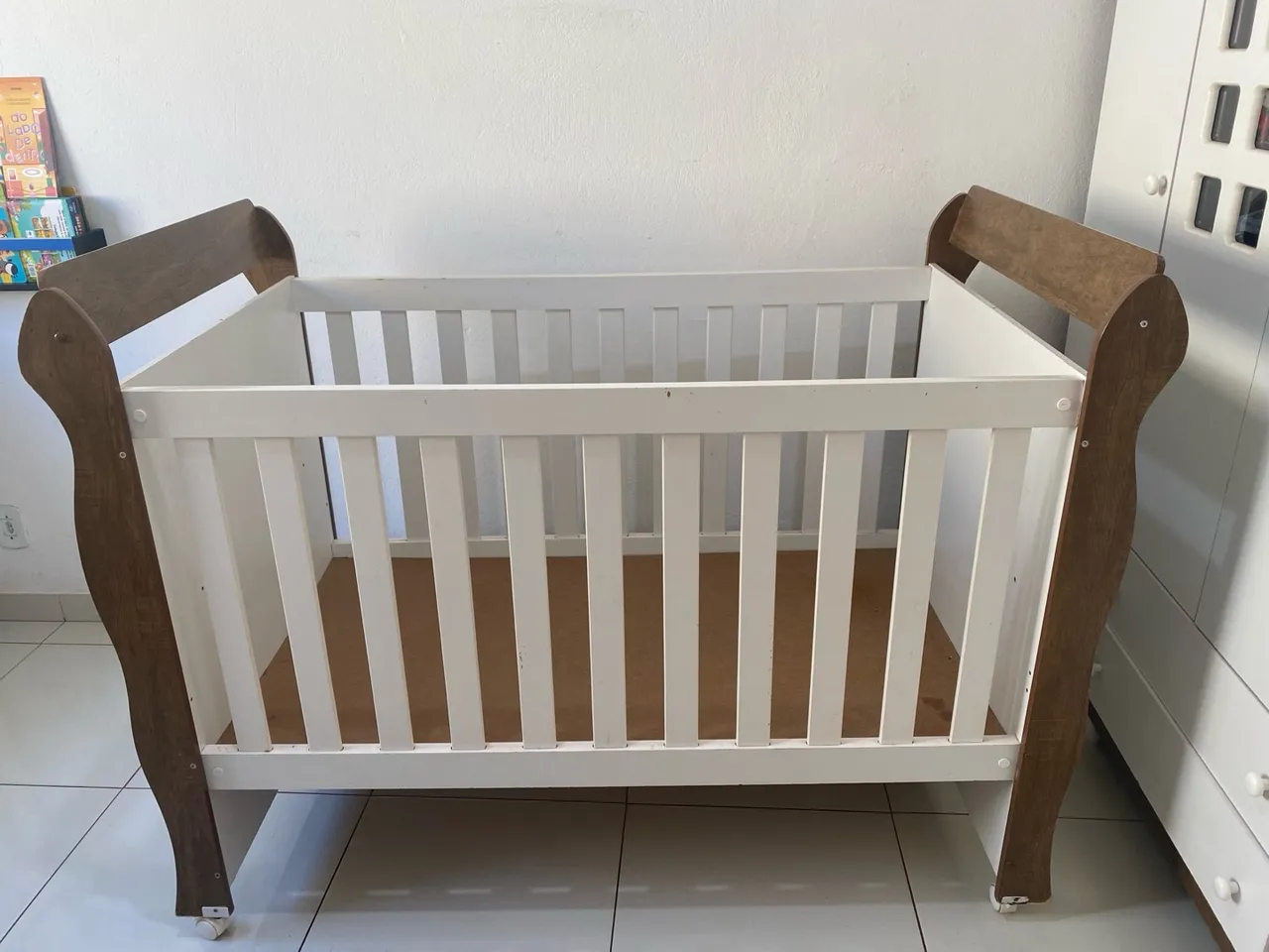 Berço de madeira branco com detalhes amadeirados