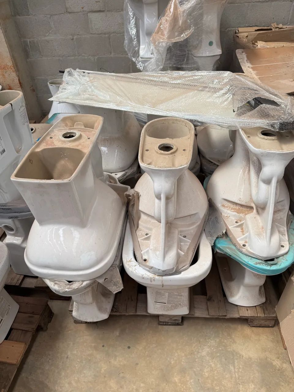 Deca toilets with built-in tank64311184513027121