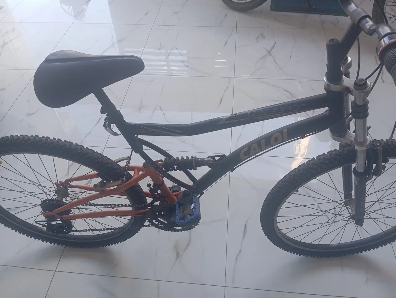 Bicicleta Caloi com marcha e suspensão