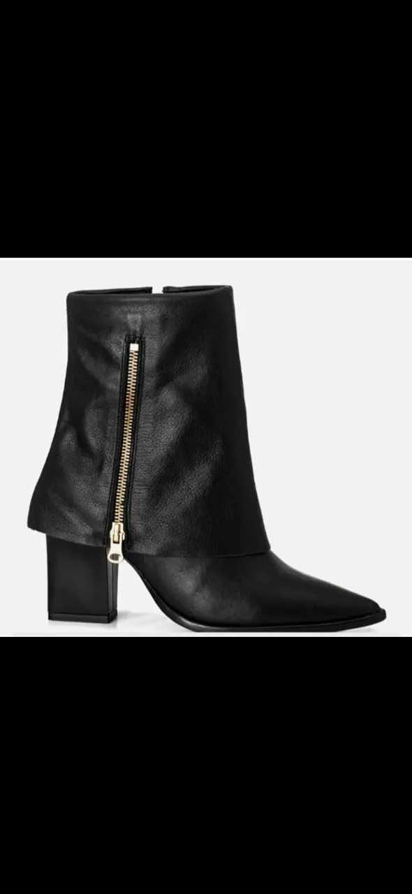 Bota Preta com Zíper Lateral Dourado