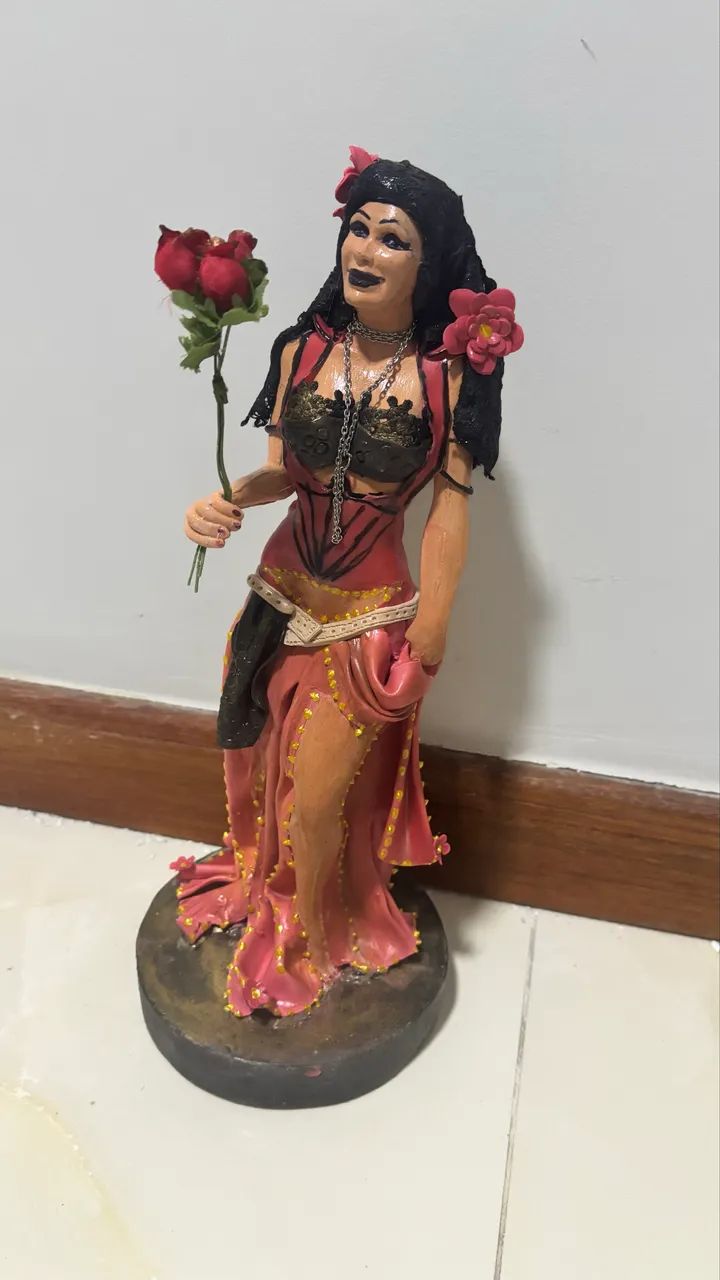 Escultura artesanal mulher com rosas