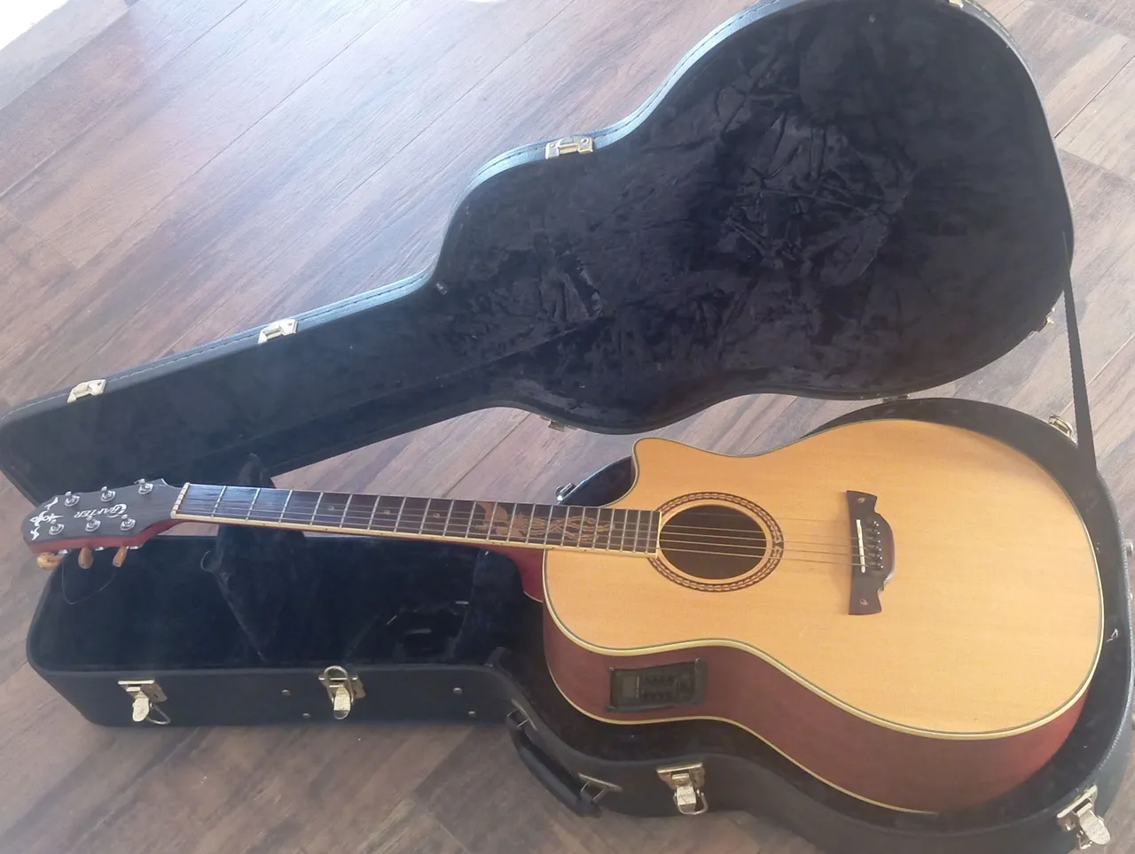Vende-se um violão. tel: *