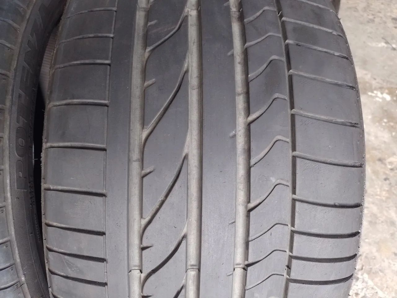 Pneus pneus 275 35 18 Run flat Bridgestone  - Foto 3