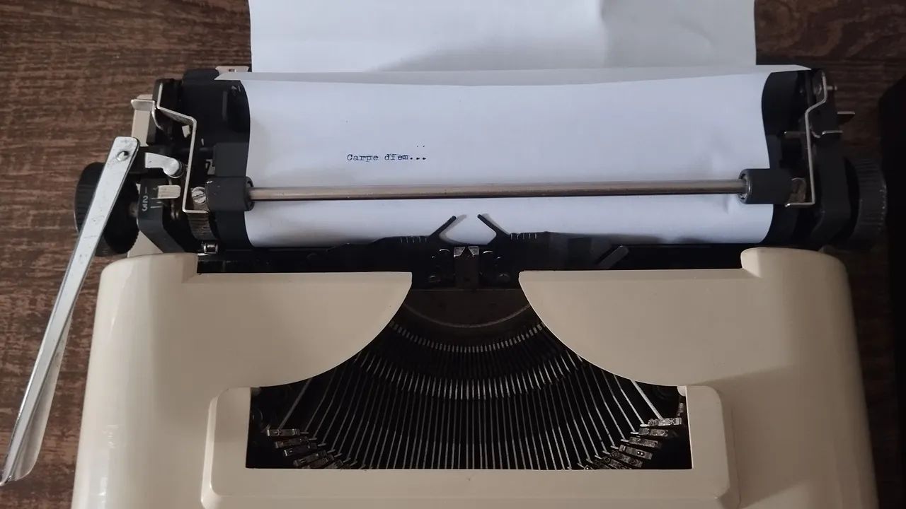Máquina de escrever 64650960091265123