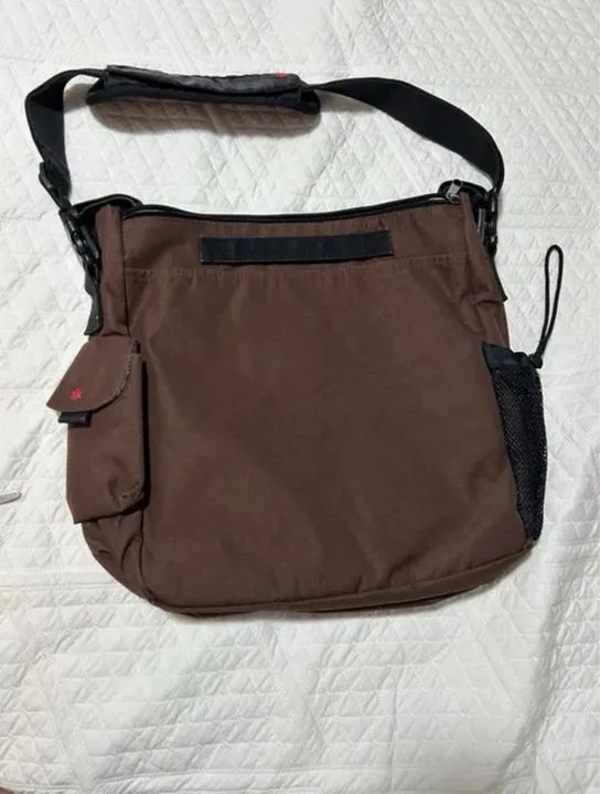 Kit bebê com cadeira para automóvel, bolsa e cabides de roupas infantil