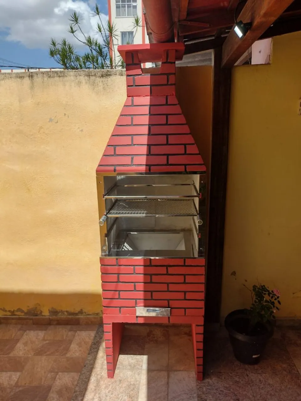 Churrasqueira pre moldada 210 de altura 65 largura acompanha grelha porta espeto 
